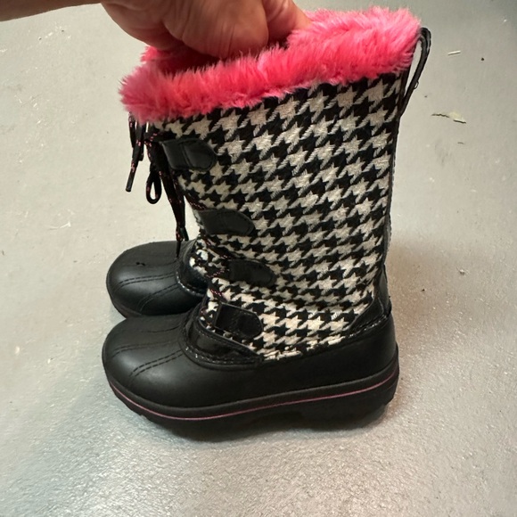 Ozark Trail girls snow boots size 1, worn once - Picture 1 of 6